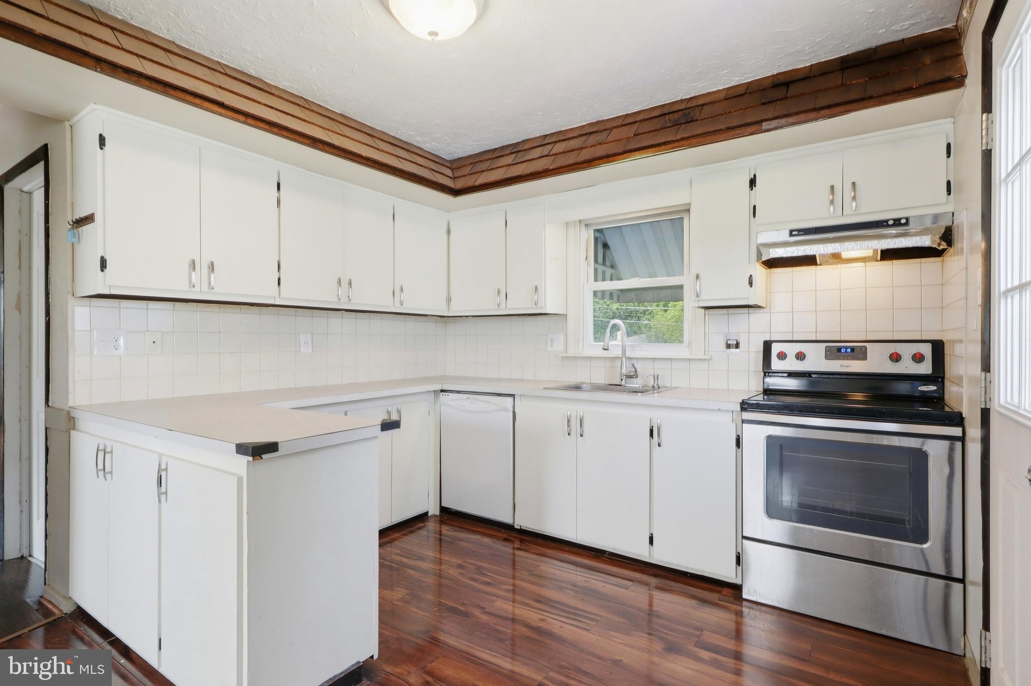 324 Greystone Road York, PA 17402 - Photo 10 of 38 Gallery Image 10