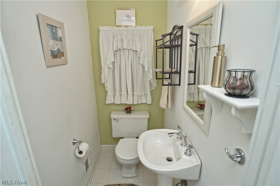 1273 Ford Road Lyndhurst, OH 44124 - Photo 21 of 32 Half bath convenient to garage and lower level.