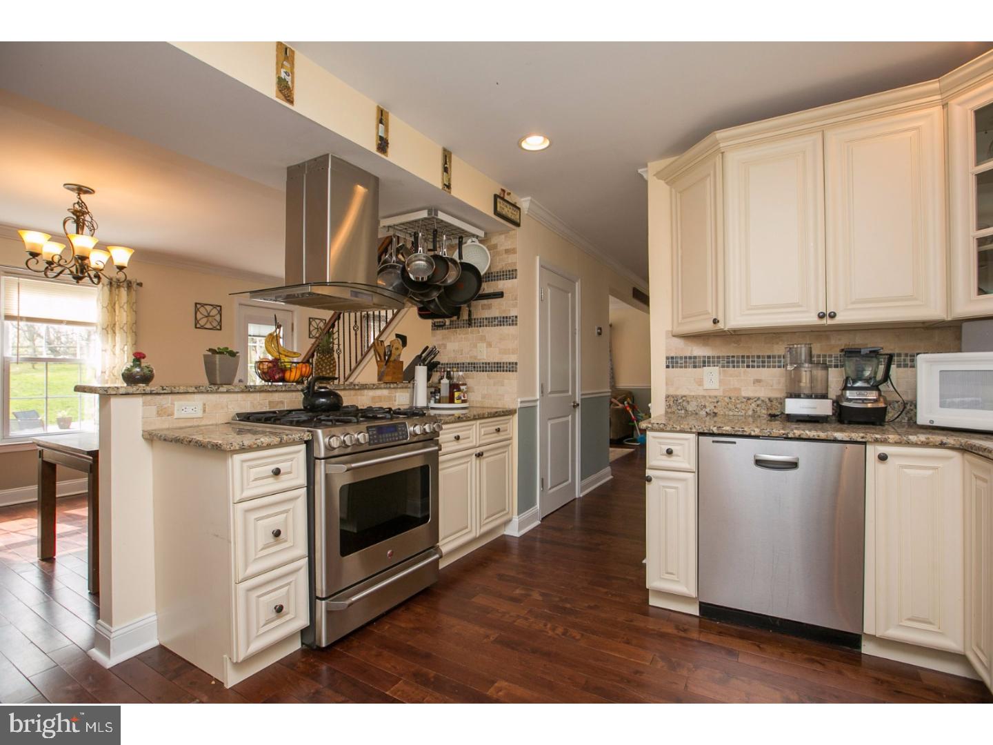 914 Glenroy Road Philadelphia, PA 19128 - Photo 3 of 25 Gallery Image 3