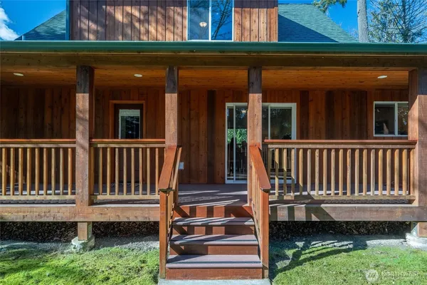a view of a house with a yard balcony