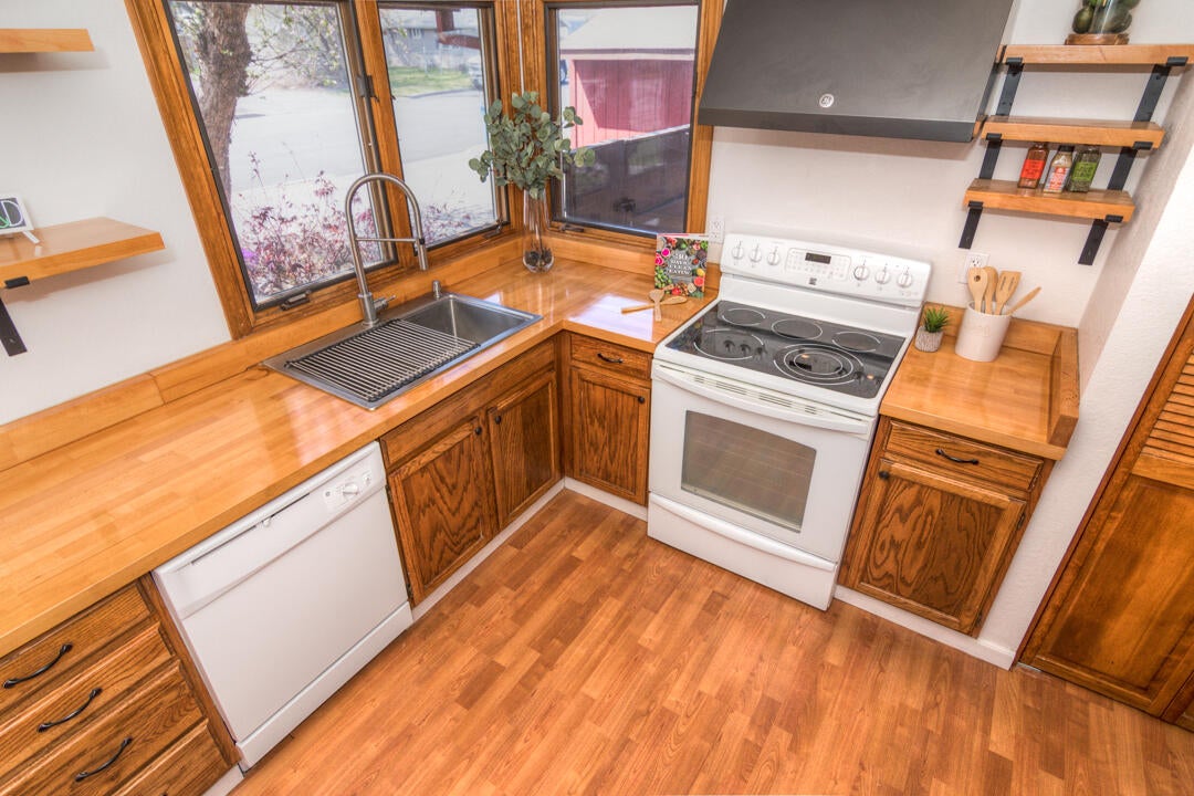 907 Southwest Forest Avenue Redmond, OR 97756 - Photo 14 of 37 Forest Ave 907 Web (15 of 38)