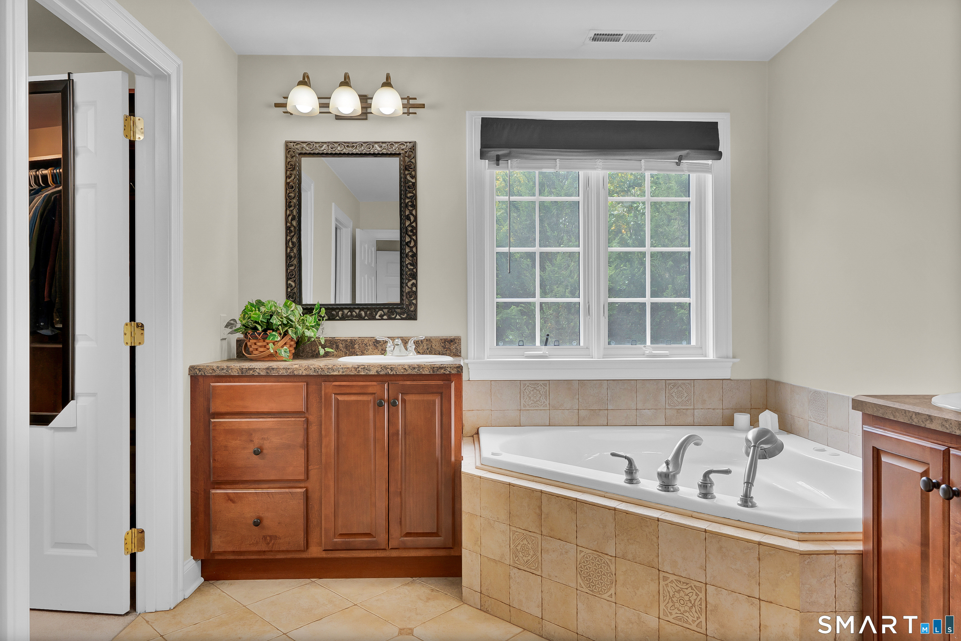 4 Bishop Road Oxford, CT 06478 - Photo 7 of 40 Gallery Image 7