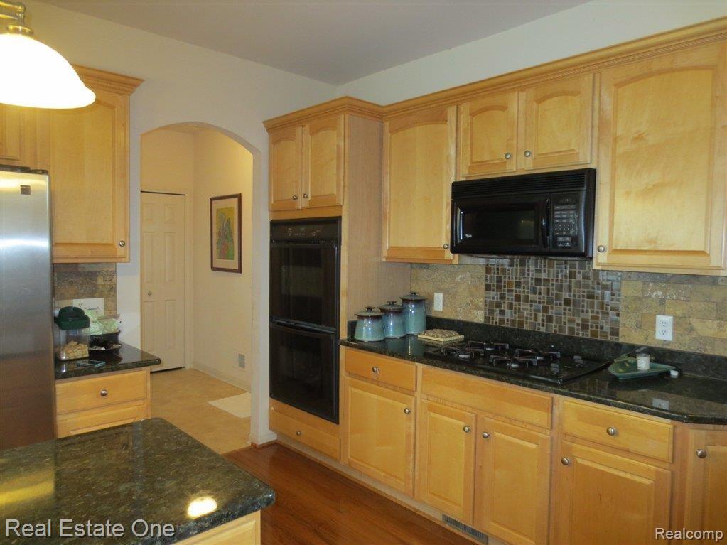 1315 Ross Lane Rochester, MI 48306 - Photo 8 of 18 Kitchen