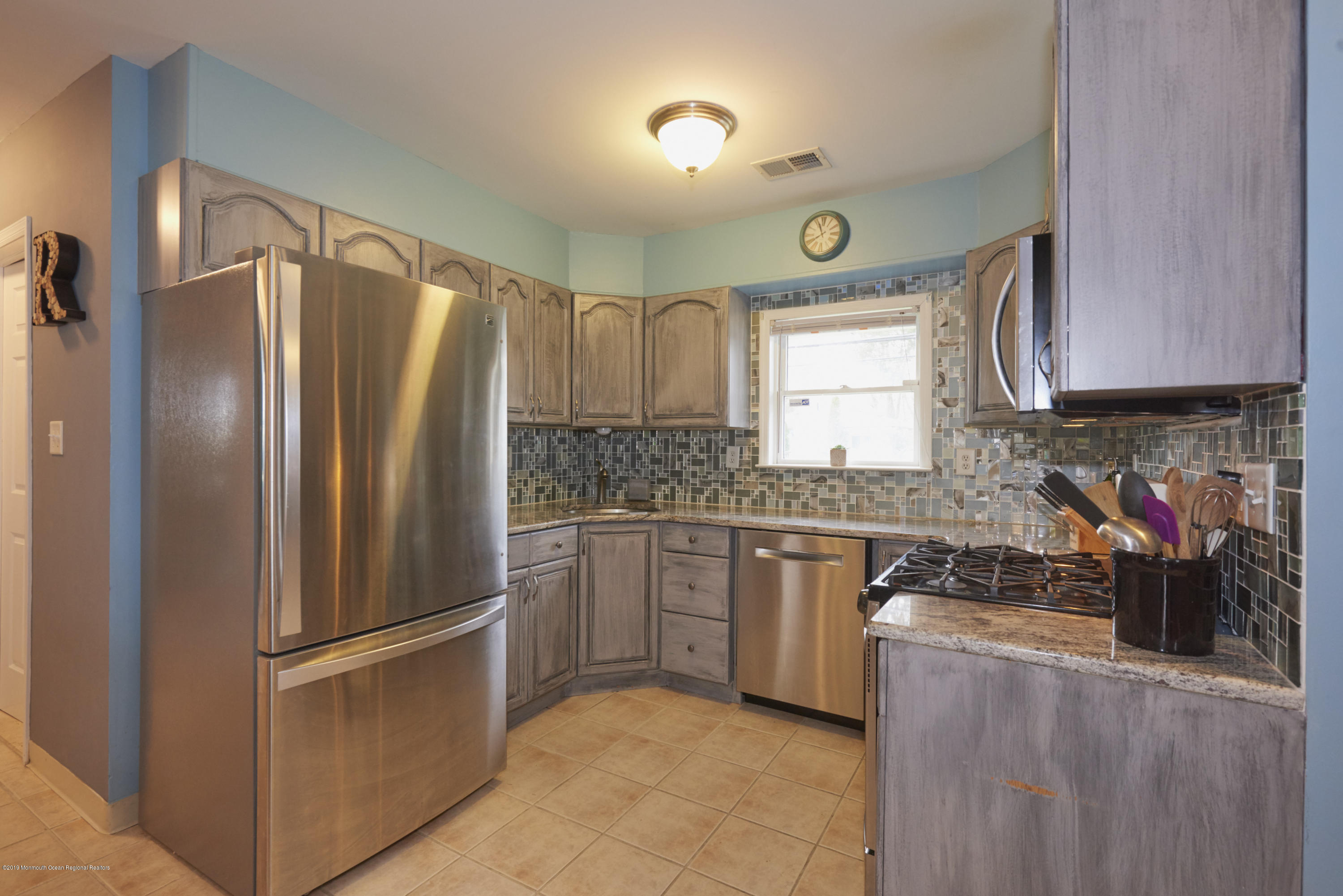309 E Road Middletown, NJ 07718 - Photo 1 of 24 Fantastic U-shaped Kitchen