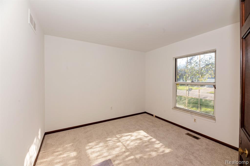645 Lockmoore Court Rochester Hills, MI 48307 - Photo 27 of 56