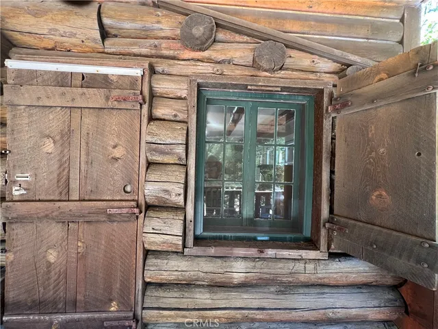 a view of a entrance of the house