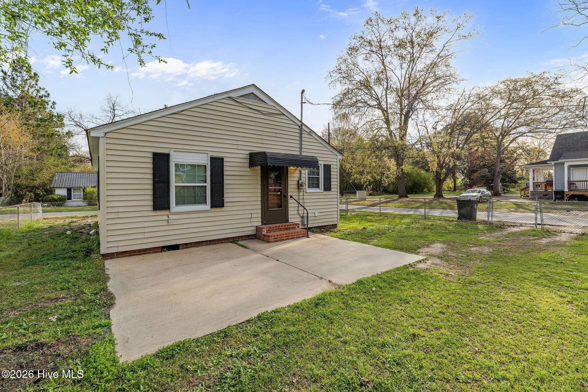 302 South Johnson Street Mount Olive, NC 28365 - Photo 2 of 13 5T5A6588