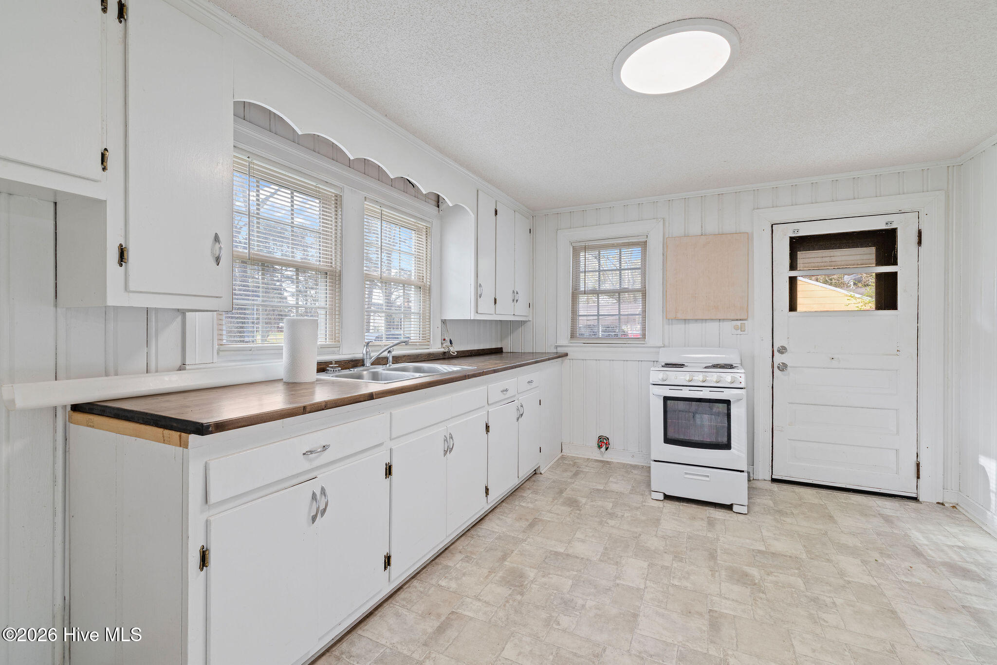 302 South Johnson Street Mount Olive, NC 28365 - Photo 5 of 13 5T5A6608