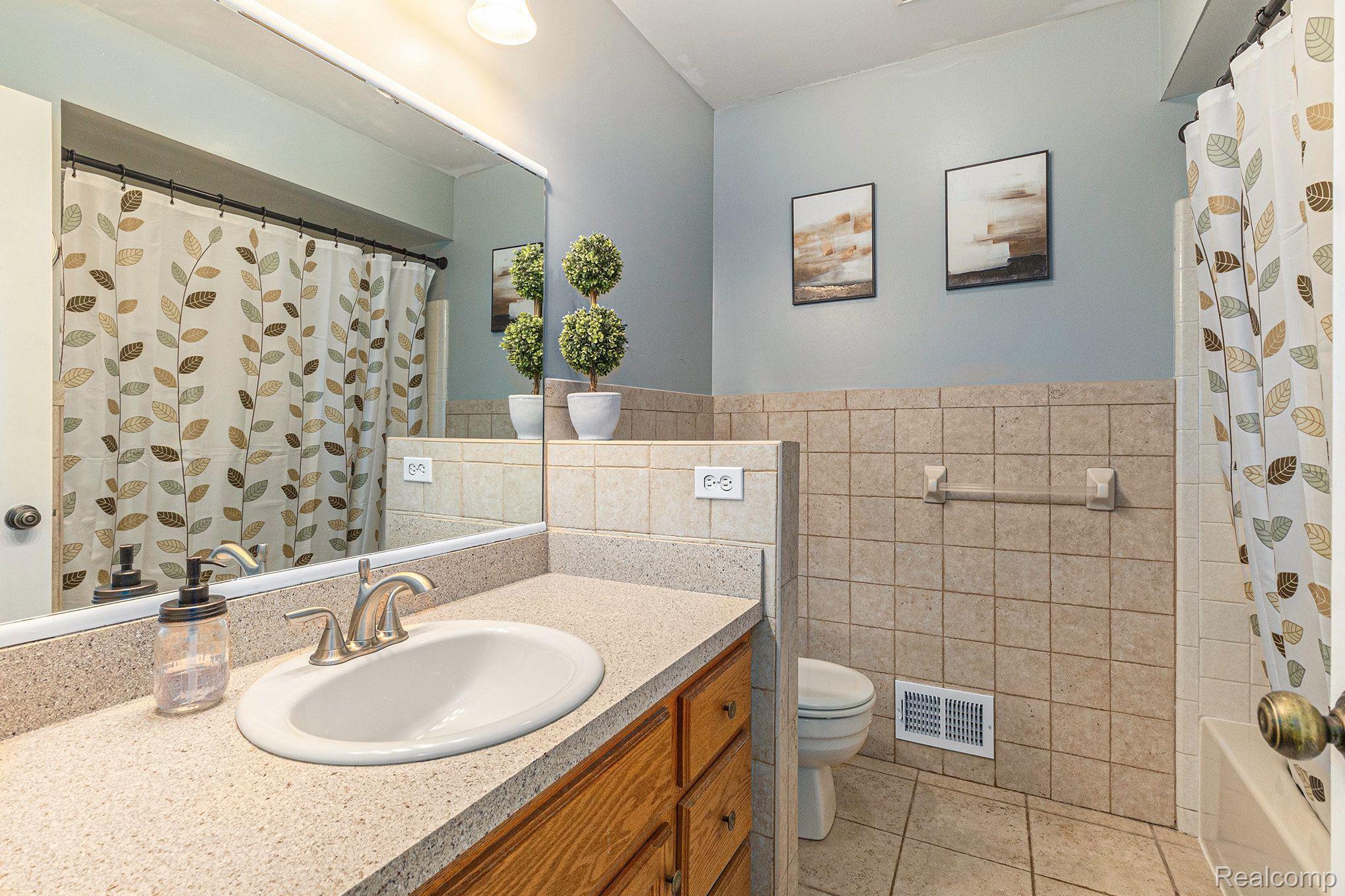 1746 Ridge Road White Lake, MI 48383 - Photo 23 of 39 Full Hallway Bathroom is Freshly Painted