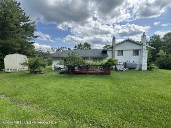 a view of a backyard