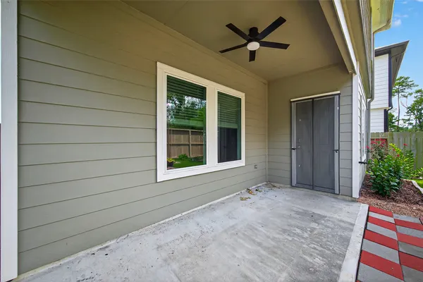 a view of yard with green space