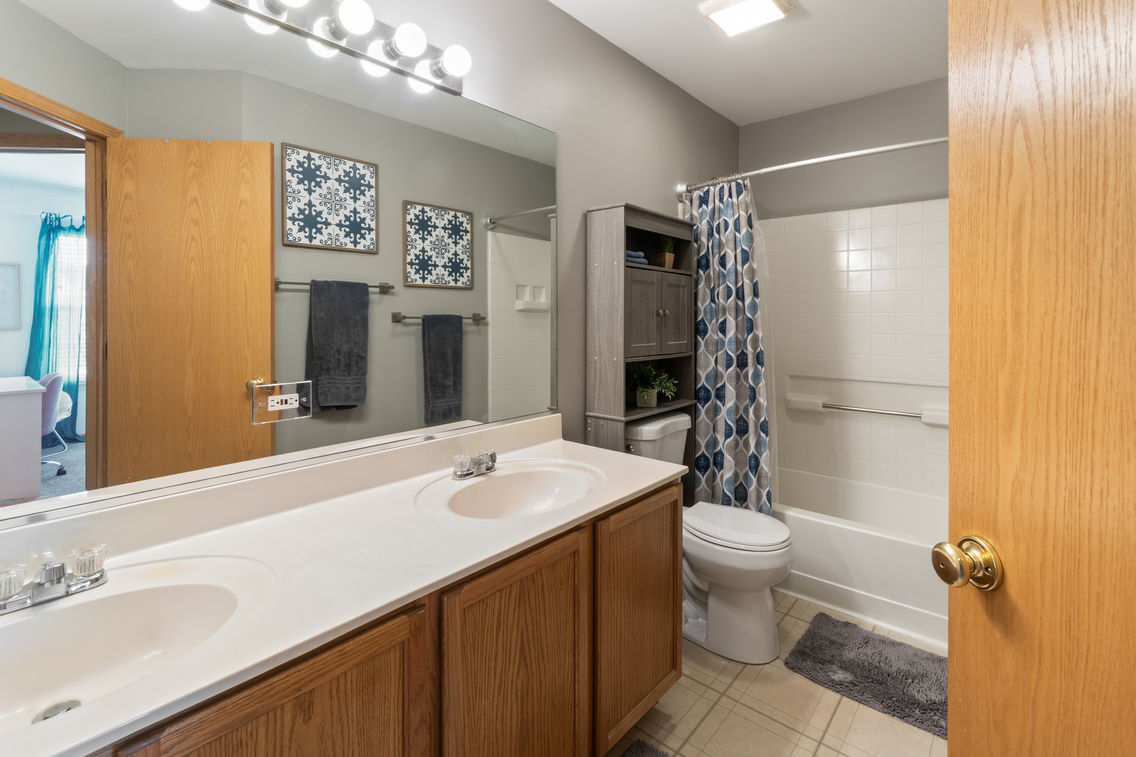 1985 Rochelle Court Wheeling, IL 60090 - Photo 18 of 38 a bathroom with a sink a toilet and shower