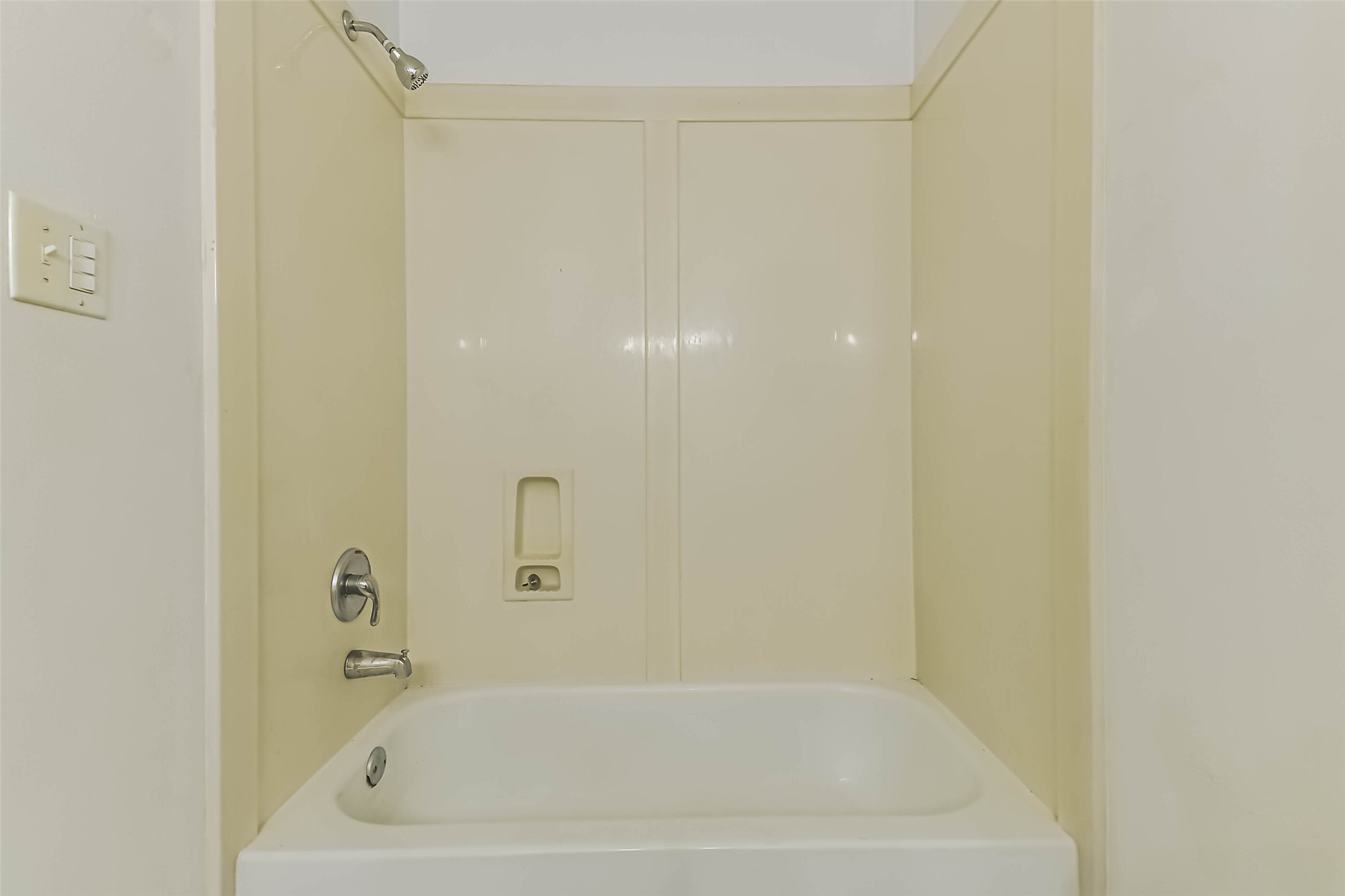 4869 Fm 2518 Cleveland, TX 77327 - Photo 36 of 41 a bathroom with a bathtub