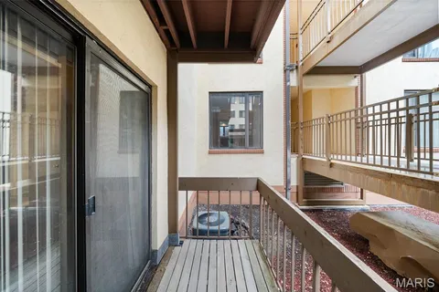 $325,000 | 250 South Brentwood Boulevard, Unit 1F, Clayton, MO 63105