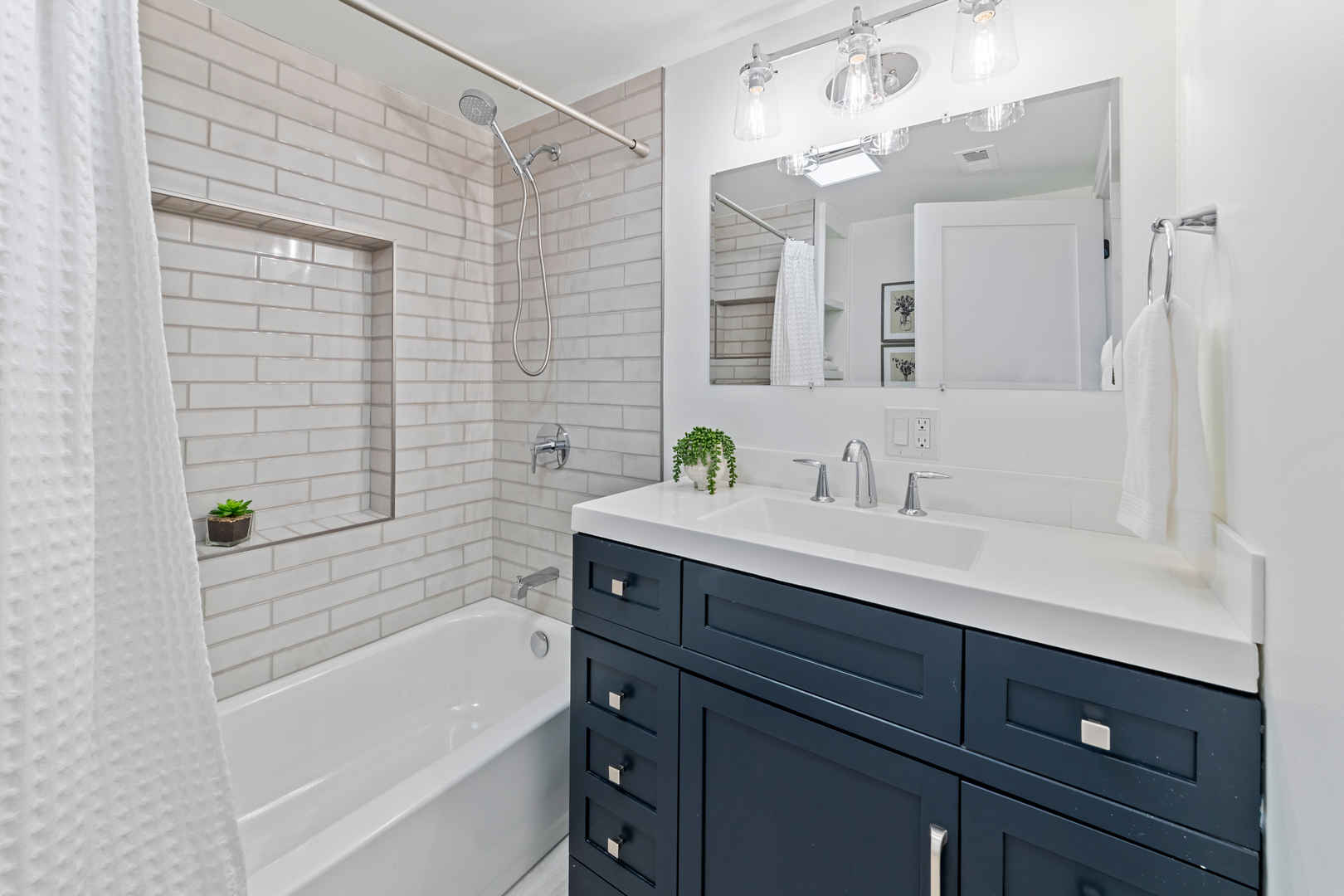 1622 North Spaulding Avenue Chicago, IL 60647 - Photo 41 of 50 a bathroom with a sink and a bathtub