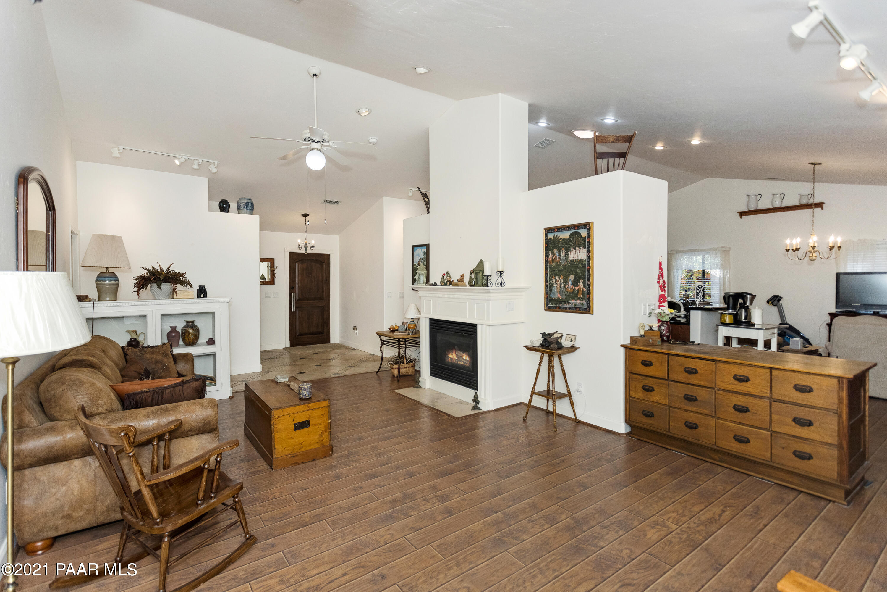 004_Living Room