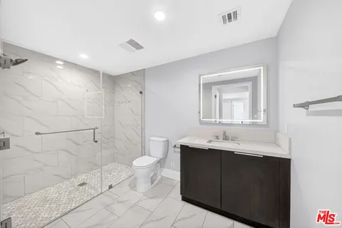 $780,000 | 2939 Leeward Avenue, Unit 403, Los Angeles, CA 90005