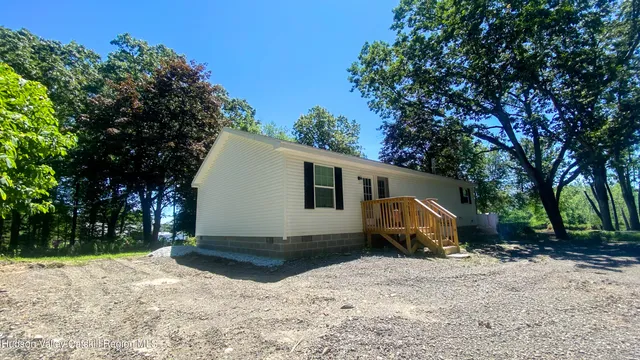 a view of a house with backyard