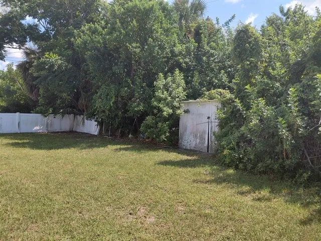 a view of a backyard