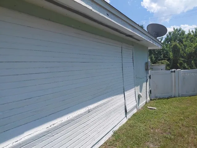 a view of a backyard