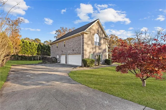 a view of a house with a yard
