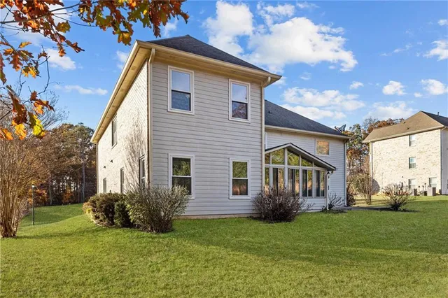 a view of a house with a yard