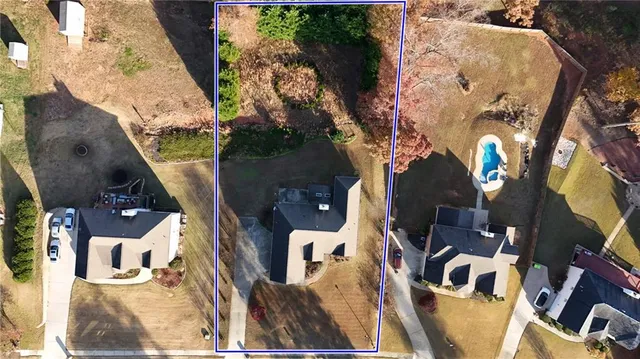 a view of a yard in a backyard