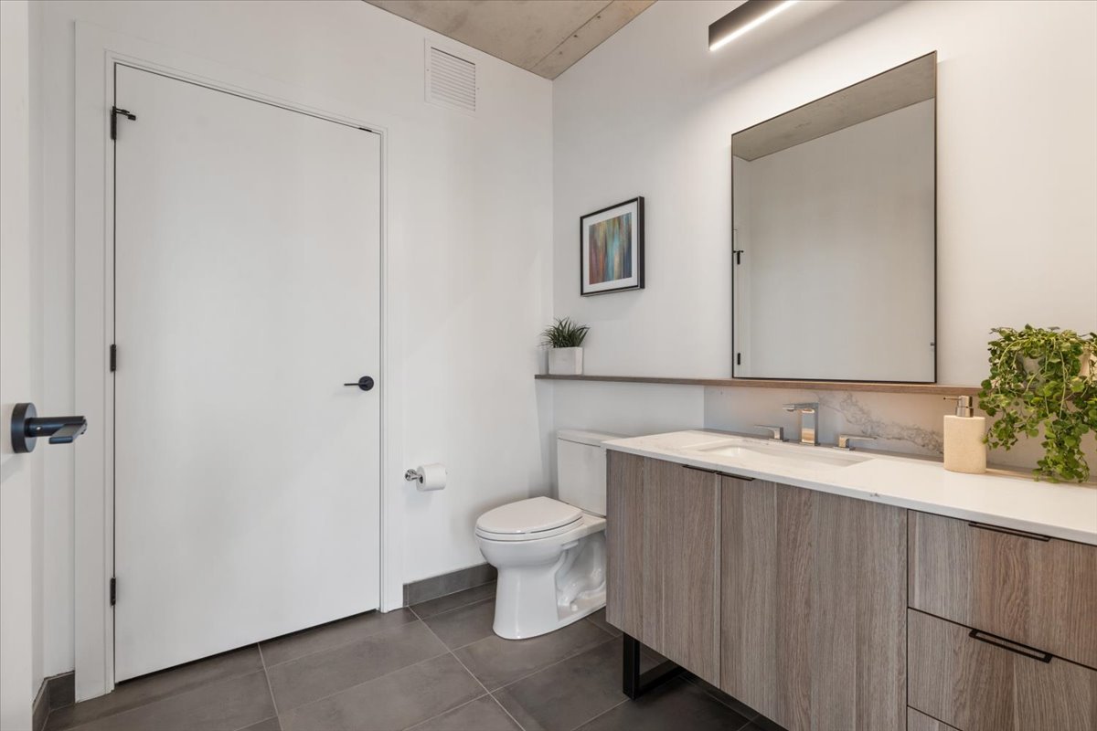 234 West Polk Street, Unit 3708 Chicago, IL 60607 - Photo 19 of 44 a bathroom with a toilet sink and mirror