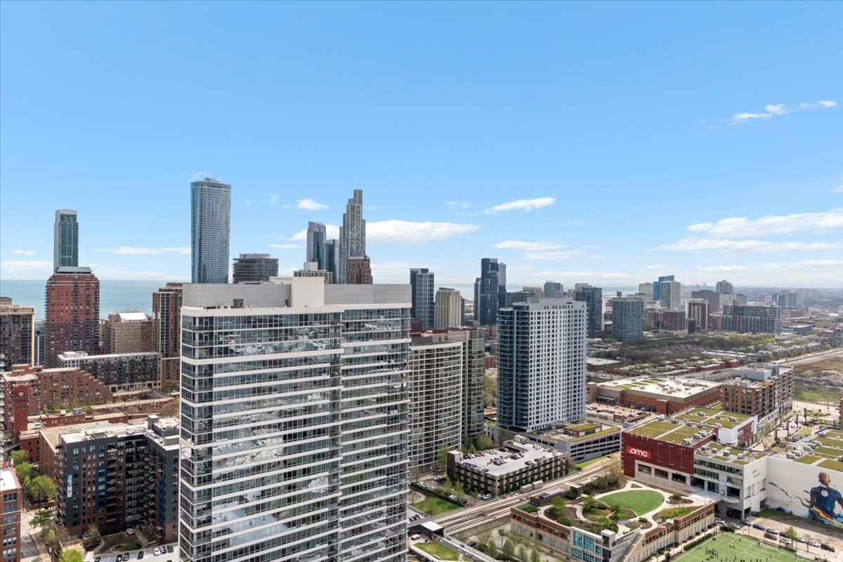 234 West Polk Street, Unit 3708 Chicago, IL 60607 - Photo 42 of 44 a city view