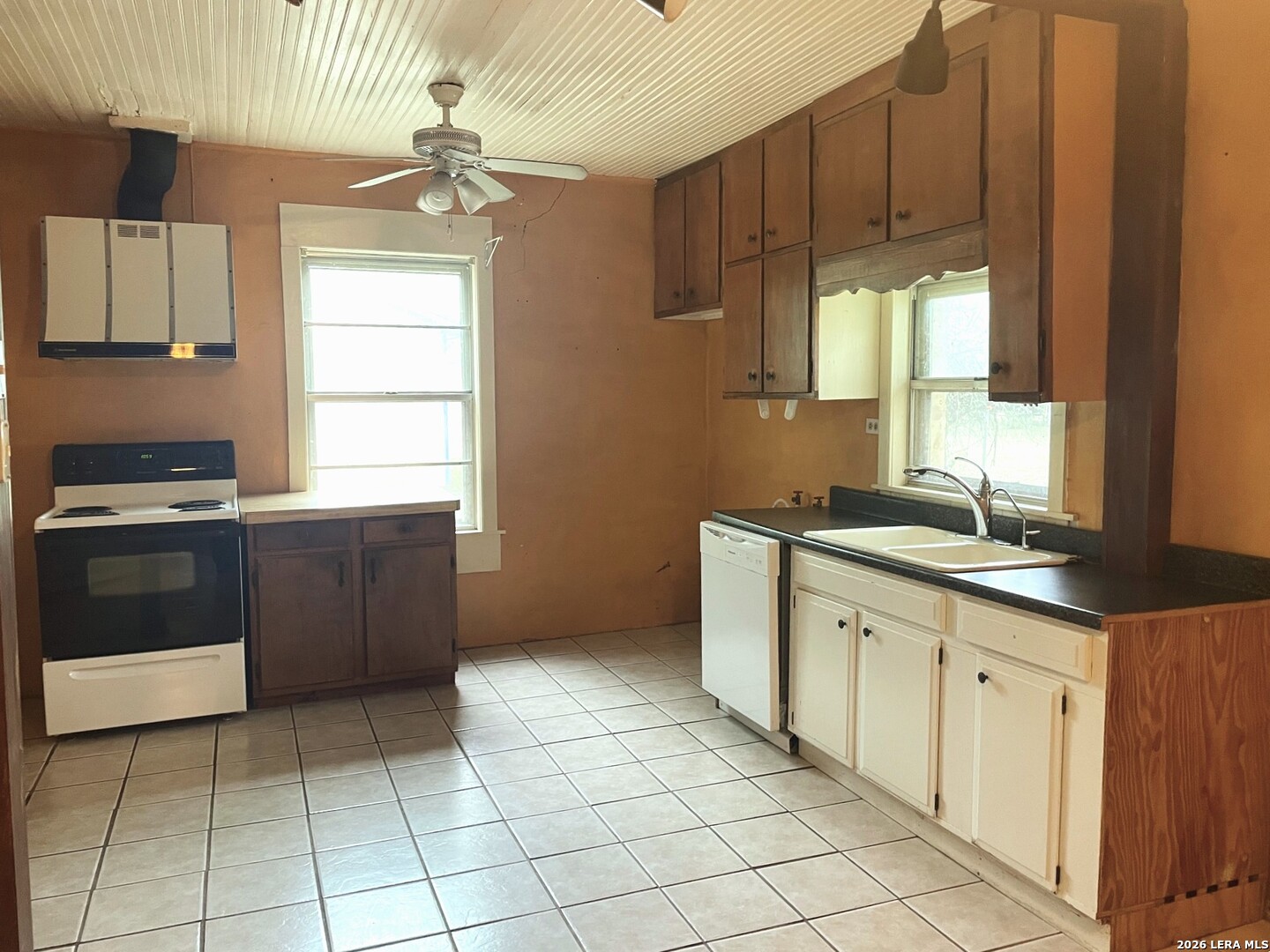 607 Hackberry Street Bandera, TX 78003 - Photo 9 of 28