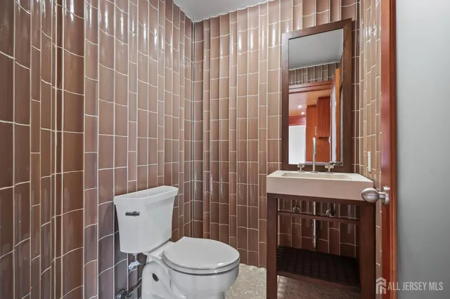 a view of a livingroom with an empty space