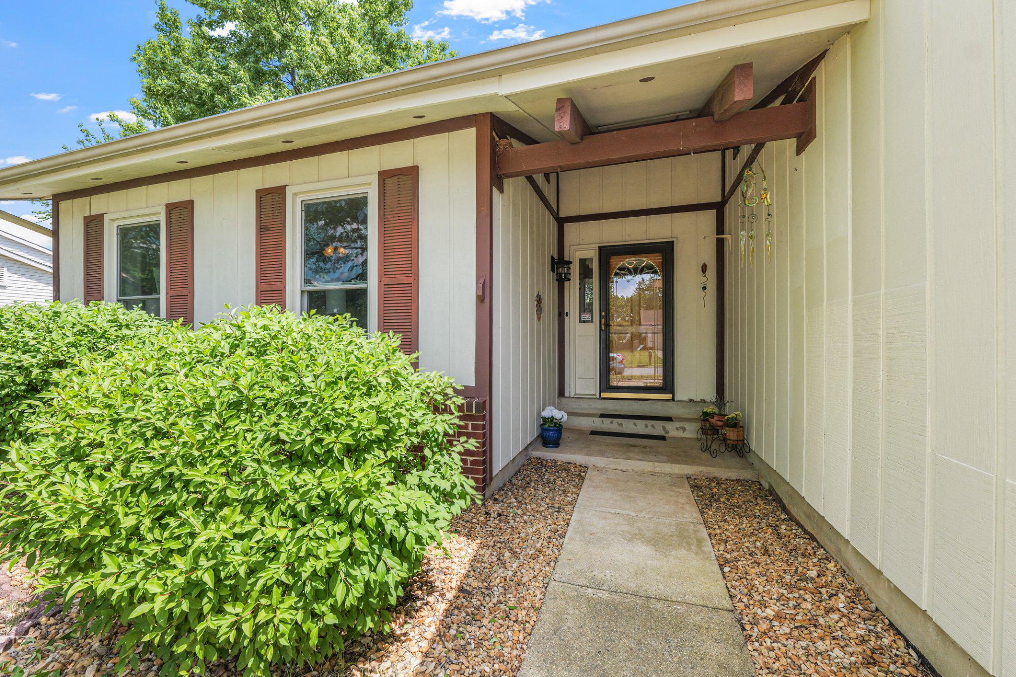 8871 Butternut Street Manassas, VA 20110 - Photo 5 of 29 Covered entryway.