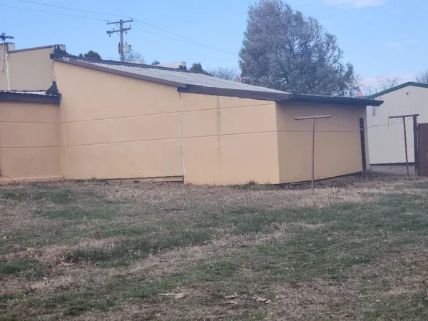 a view of a backyard