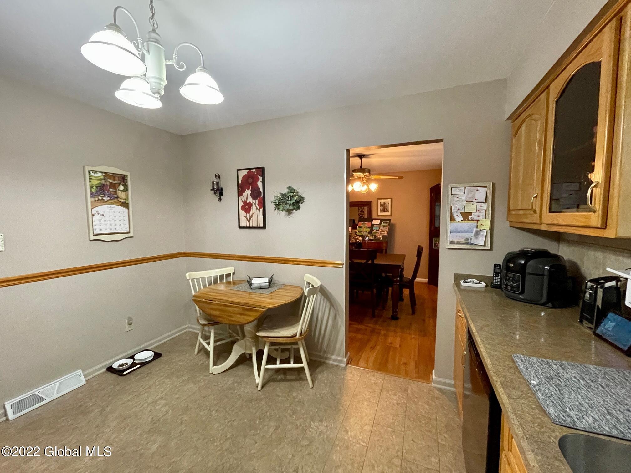 135 Putnam Road Schenectady, NY 12306 - Photo 13 of 35 Eat-in-Kitchen