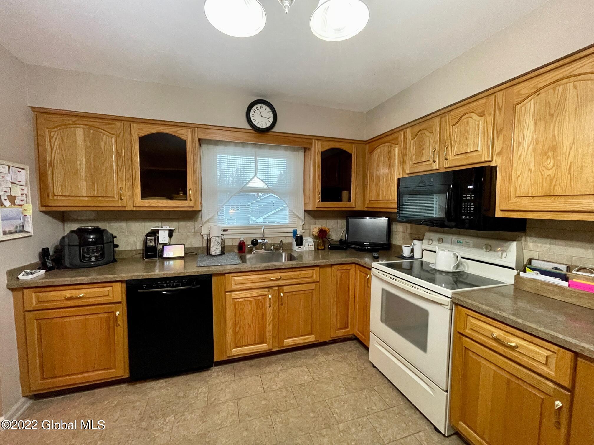135 Putnam Road Schenectady, NY 12306 - Photo 14 of 35 Kitchen