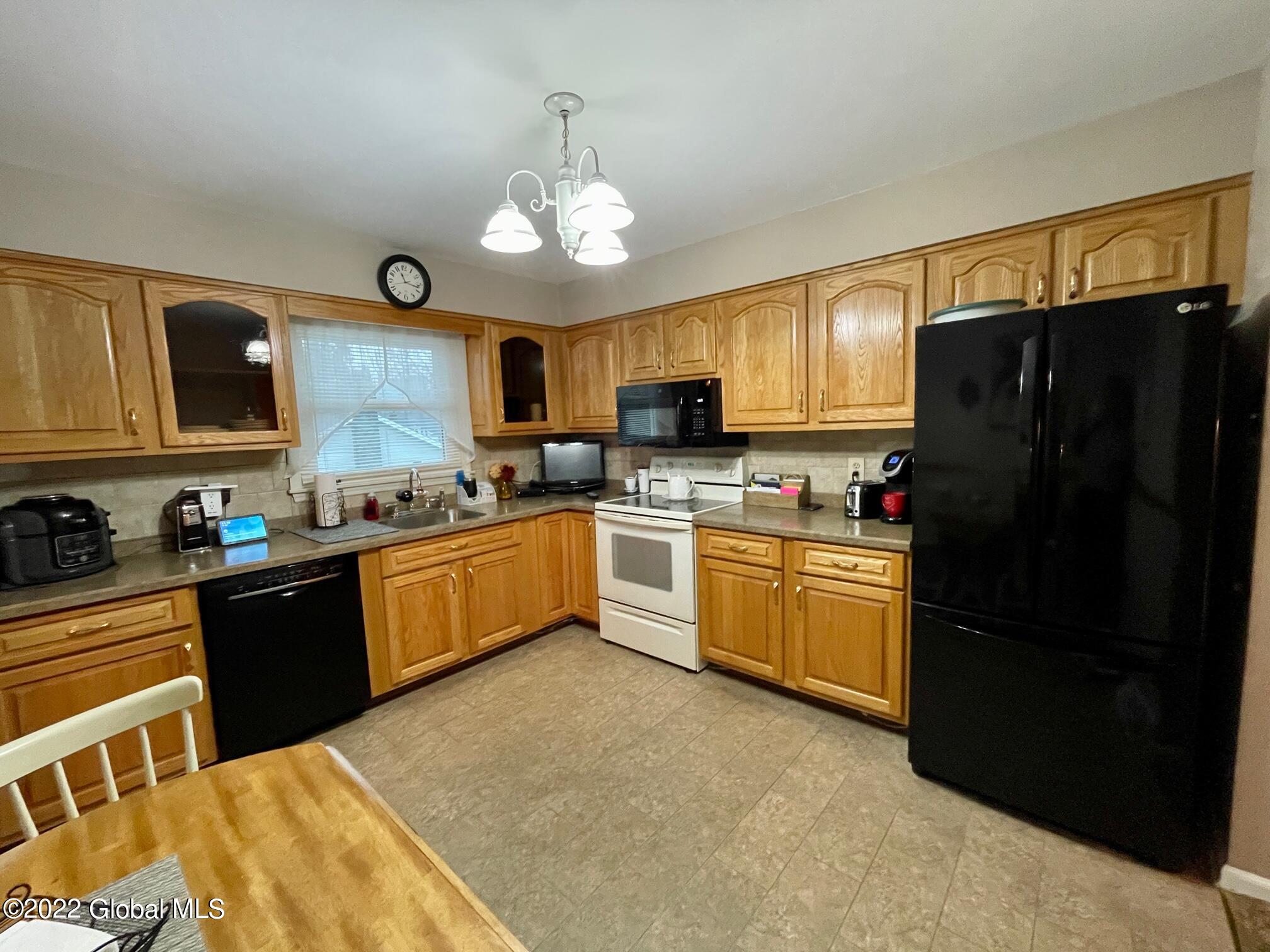 135 Putnam Road Schenectady, NY 12306 - Photo 15 of 35 Eat-in-Kitchen