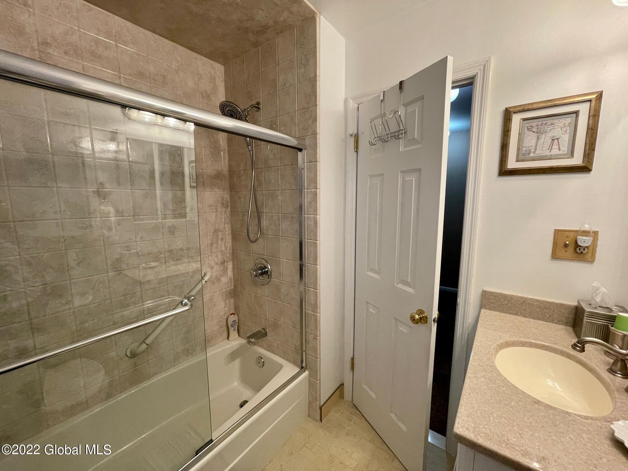 135 Putnam Road Schenectady, NY 12306 - Photo 21 of 35 Main Full Bath