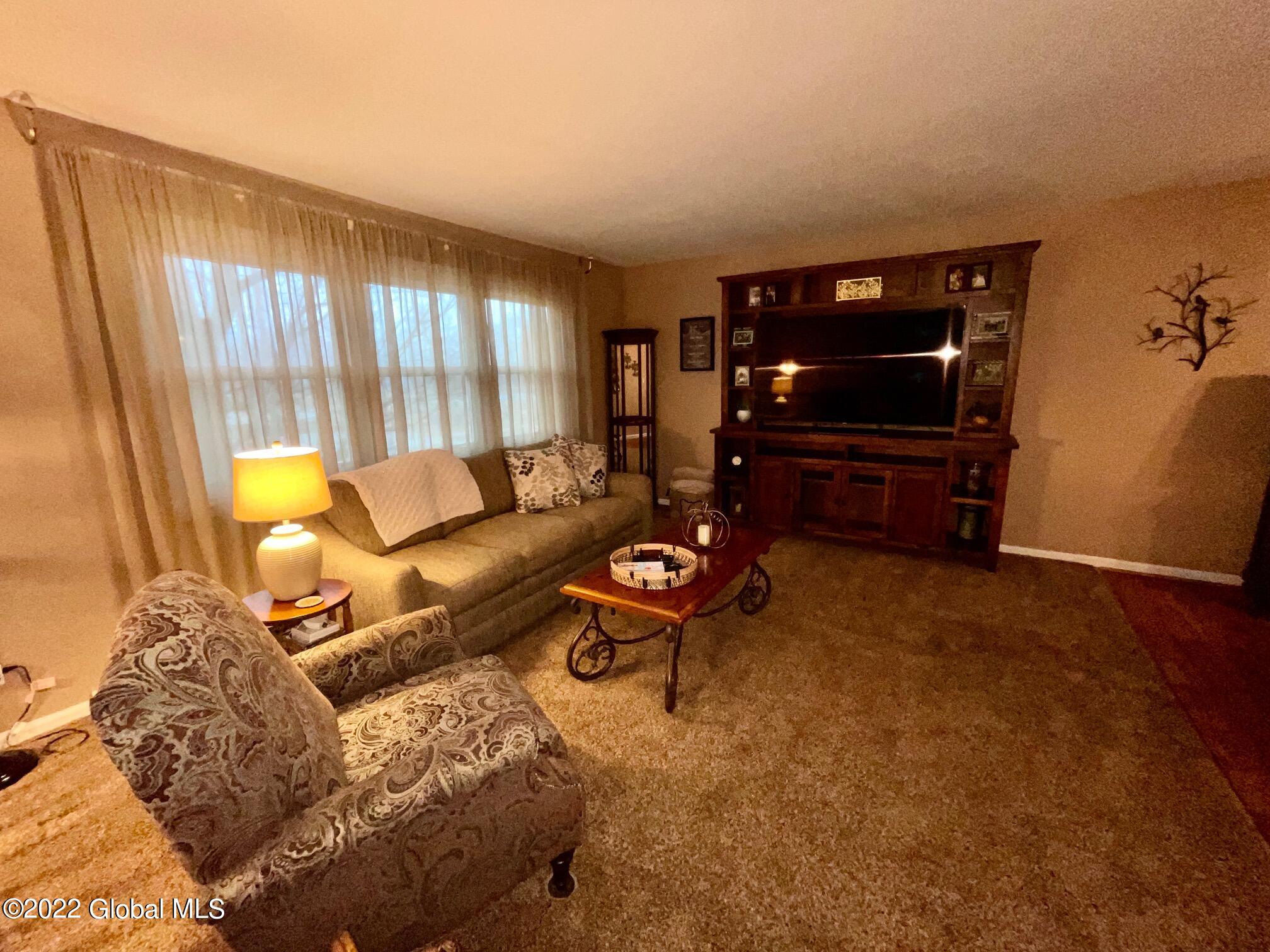 135 Putnam Road Schenectady, NY 12306 - Photo 10 of 35 Living Room