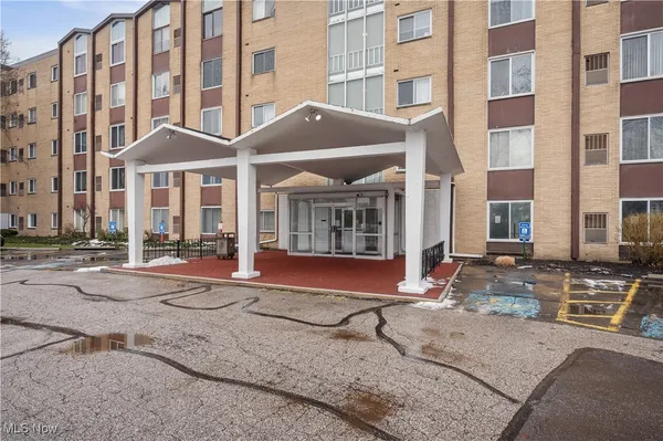 $94,999 | 25735 Lorain Road, Unit 426, North Olmsted, OH 44070