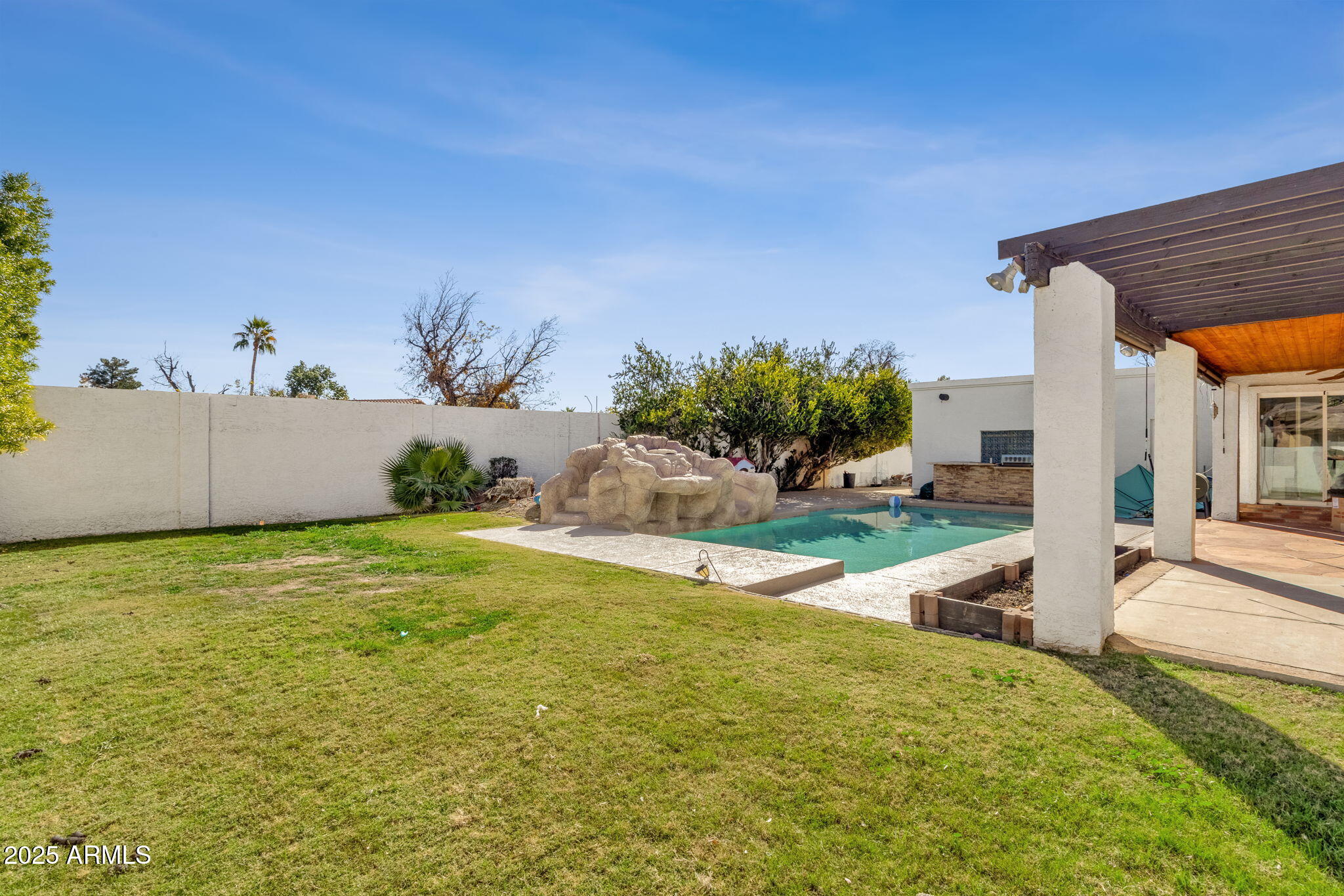89 North Riata Street Gilbert, AZ 85234 - Photo 34 of 40 a swimming pool with yard