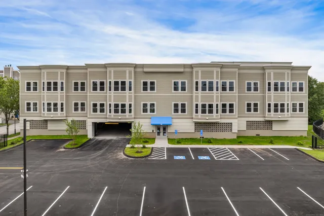 $385,000 | 300 Harbour Close, Unit R, New Haven, CT 06519