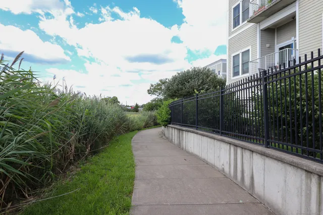 $385,000 | 300 Harbour Close, Unit R, New Haven, CT 06519