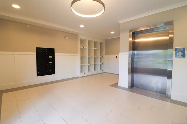 $385,000 | 300 Harbour Close, Unit R, New Haven, CT 06519