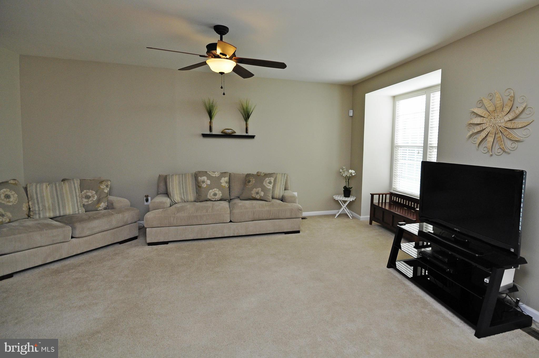 409 Alba Road Fredericksburg, VA 22405 - Photo 8 of 28 Living Room