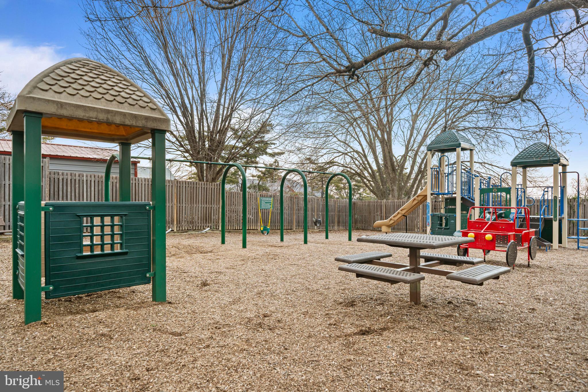 4531 28th Road South, Unit 97 Arlington, VA 22206 - Photo 27 of 32 a backyard of a house with barbeque oven table and chairs
