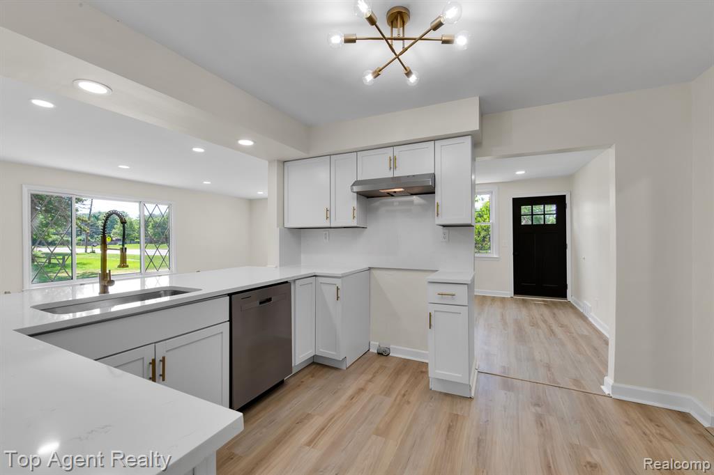 1541 East Wattles Road Troy, MI 48085 - Photo 4 of 32