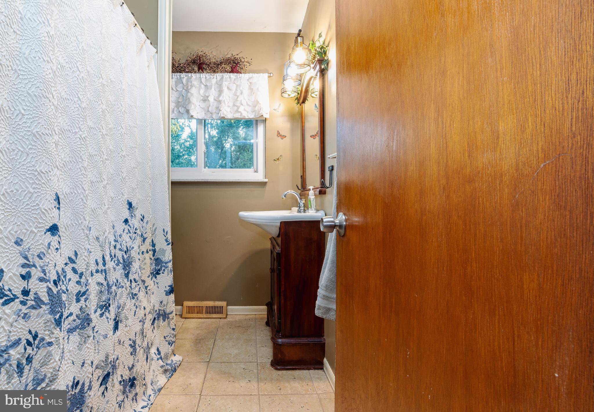 718 Lancing Road West Deptford, NJ 08096 - Photo 27 of 31 Full Bath Upstairs with tub