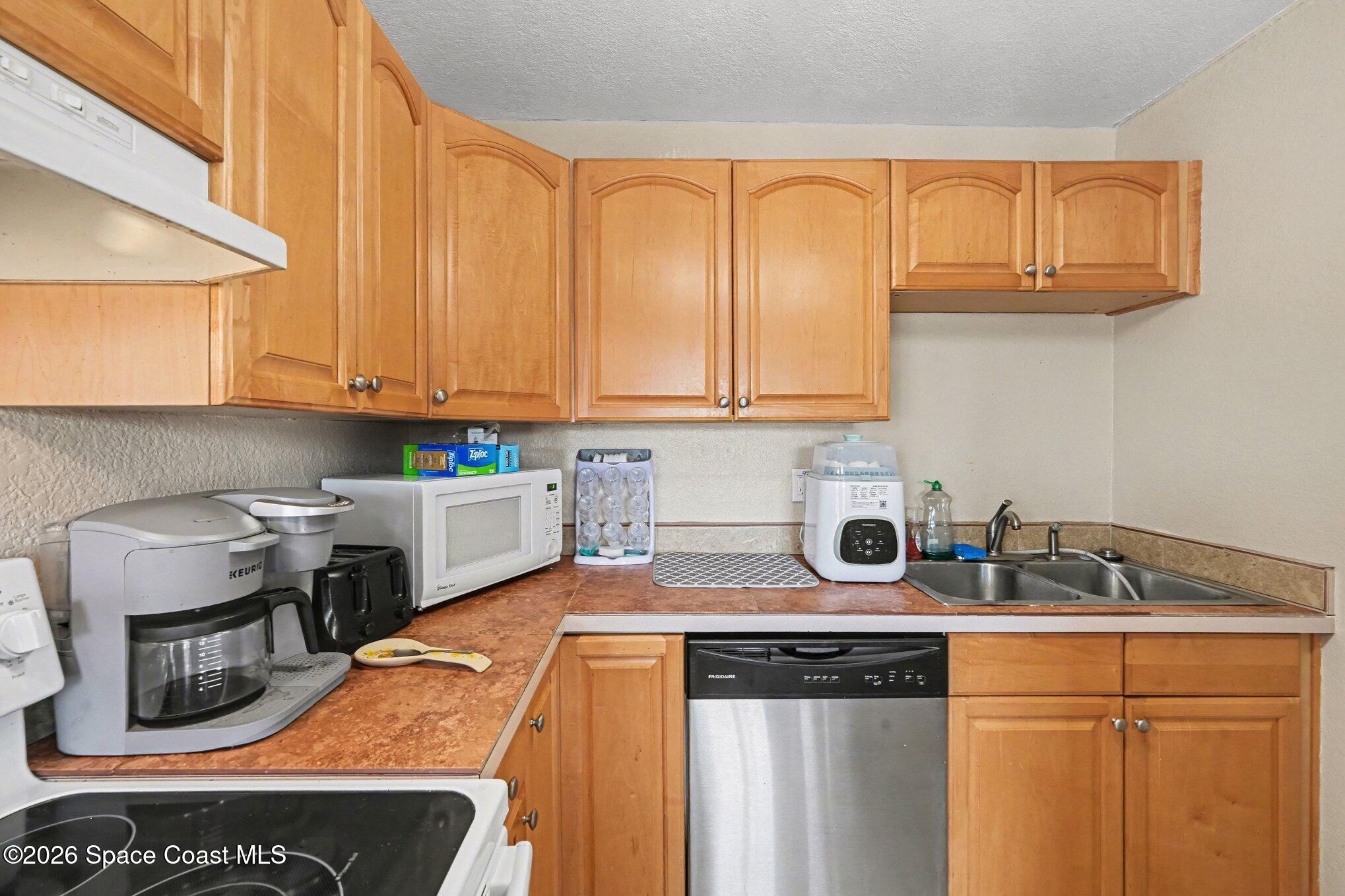 2648 Coventry Road Melbourne, FL 32935 - Photo 9 of 25 008_file_9919