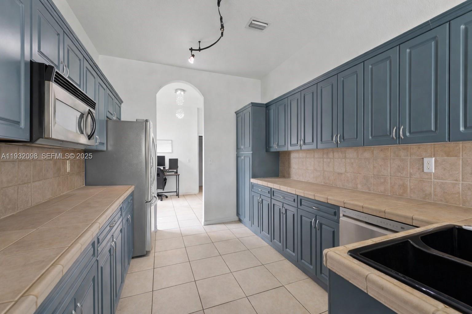 2467 Southeast 19th Street Homestead, FL 33035 - Photo 14 of 44