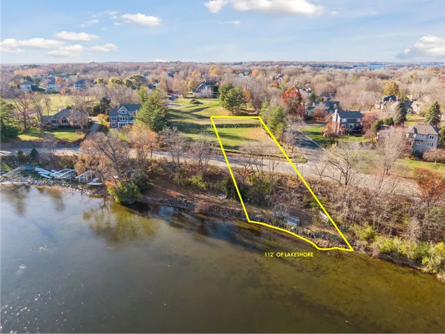 $960,000 | 3930 Stratford Lane, Chanhassen, MN 55331